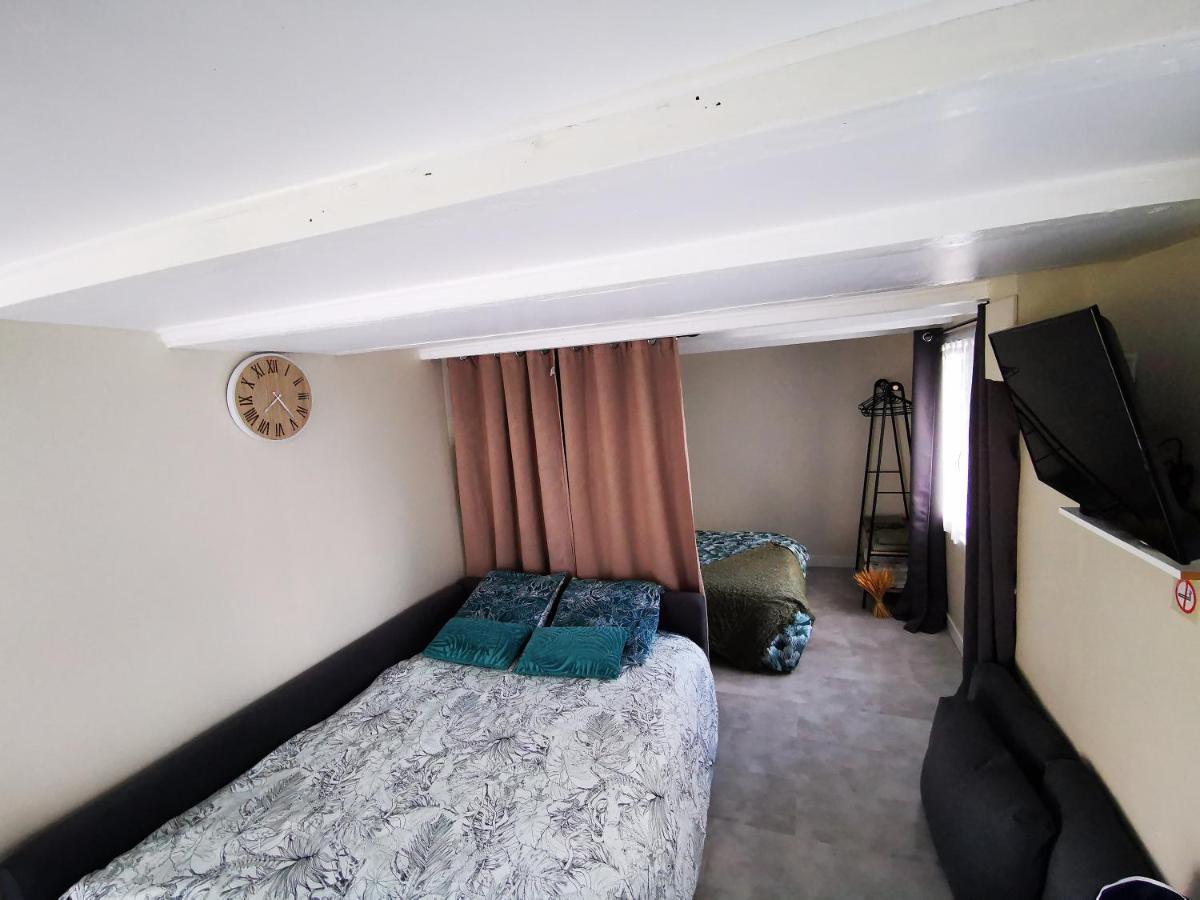 Logement Chaleureux Avec Parking Gratuit Oyre Exterior photo